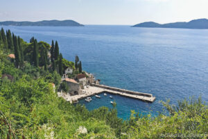 Vue sur le port de Trsteno